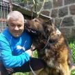 Marin Barbu, aflat în izolare la Sfântu Gheorghe, jucându-se cu câinele său