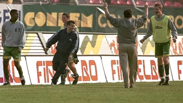 Marin Barbu, mai tânăr cu 20 de ani, exultând împreună cu forestierii săi după victoria istorică împotriva lui Dinamo. Foto: prosport.ro