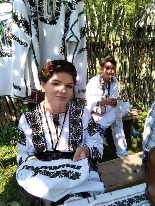 O tânără din Cajvana, elevă la Colegiul ”Mihai Eminescu” Suceava, coase cămăși, curele și chimire cu mărgele