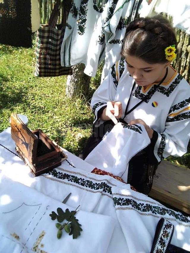 O tânără din Cajvana, elevă la Colegiul ”Mihai Eminescu” Suceava, coase cămăși, curele și chimire cu mărgele
