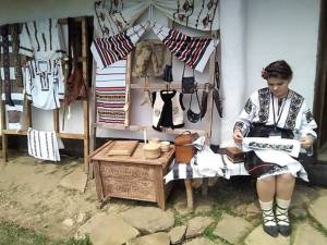 O tânără din Cajvana, elevă la Colegiul ”Mihai Eminescu” Suceava, coase cămăși, curele și chimire cu mărgele