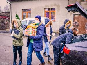 Cu ajutorul oamenilor generosi centrul si-a refacut stocurile de htana pentru nevoiaşi