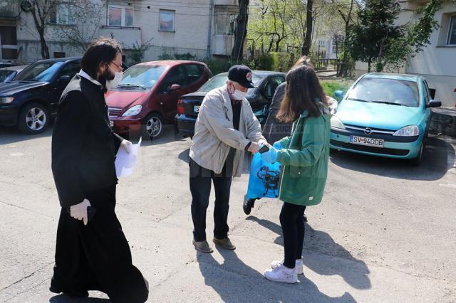 Peste 1000 de pachete cu alimente sunt oferite de Primăria Suceava, cu ajutorul voluntarilor, persoanelor nevoiașe din municipiu