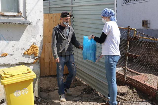 Peste 1000 de pachete cu alimente sunt oferite de Primăria Suceava, cu ajutorul voluntarilor, persoanelor nevoiașe din municipiu