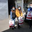 Campania de distribuire a pachetelor cu produsele alimentare oferite de Primăria Suceava continuă, cu ajutorul tinerilor voluntari din ATOS