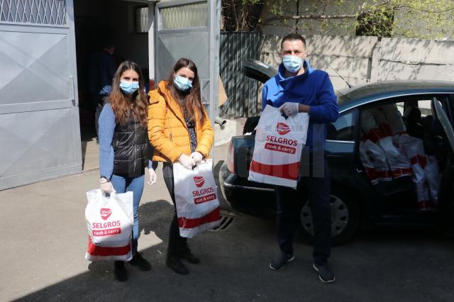 Campania de distribuire a pachetelor cu produsele alimentare oferite de Primăria Suceava continuă, cu ajutorul tinerilor voluntari din ATOS