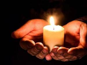 La ora 24.00 credincioșii pot să aprindă lumina la candela de acasă