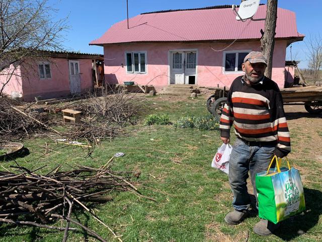 Pachete de Paște pentru bătrâni, veterani de război și familii nevoiașe, distribuite de Fundația Nord 2001