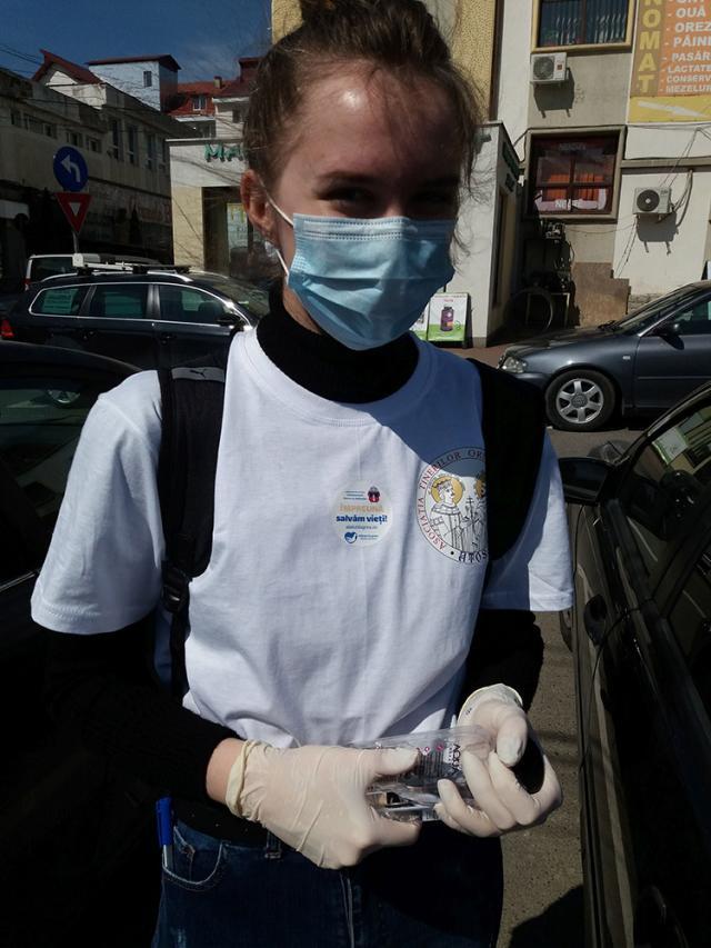 Dumitrov Ioana Lorena (18 ani) - voluntar ATOS, elevă  la Colegiul Național „Petru Rareș” Suceava