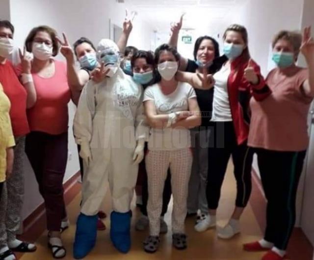 Daniela şi colegele ei, la Spitalul Suceava
