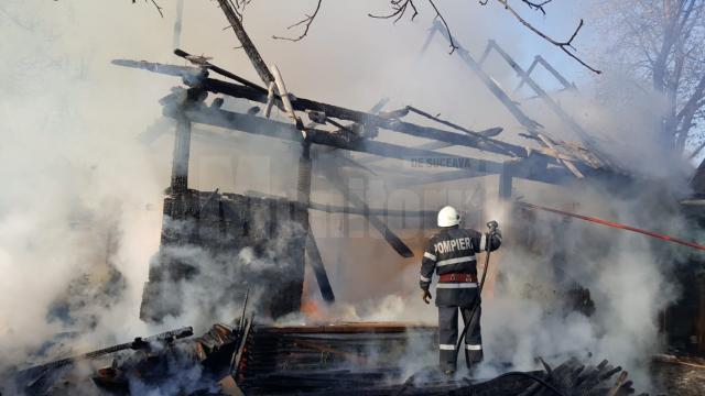 Trei anexe ale unei gospodării din Bivolărie, distruse de un incendiu în dimineața Paștelui
