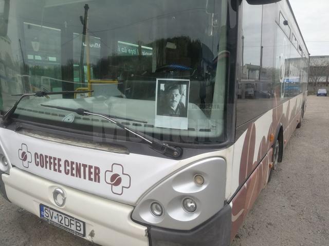 Poza lui Dorel Tătărîngă este afișată la bordul autobuzului pe care l-a condus multă vreme