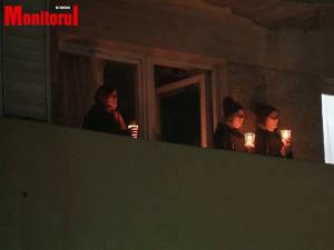 Credincioși ieşiţi pe balcoane cu candele aprinse
