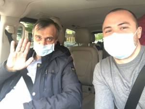 Daniel Grigoriciuc, ieri, în drum spre casă, alături de colegul Florin Milici