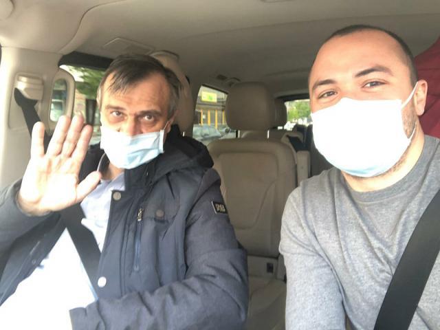 Daniel Grigoriciuc, ieri, în drum spre casă, alături de colegul Florin Milici