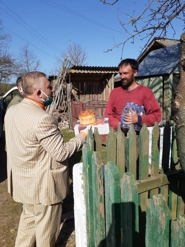 Peste 3.000 de pachete oferite de Dumitru Morhan românilor din nordul Bucovinei