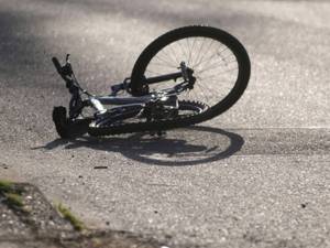 Un copil de 7 ani a murit după ce a căzut de pe bicicletă, la Forăști