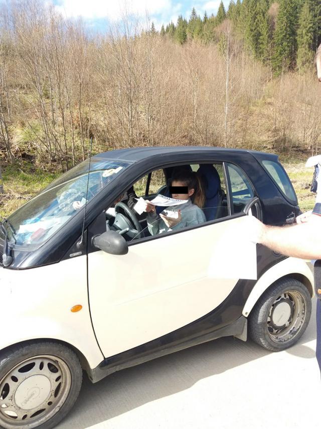 Polițiștii a oprit un autoturismul Smart, pentru controlul de rutină cu privire la declarațiile privind justificarea deplasării