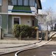 Un incendiu izbucnit într-o zonă aglomerată de case și anexe din Rădăuți a pus probleme deosebite