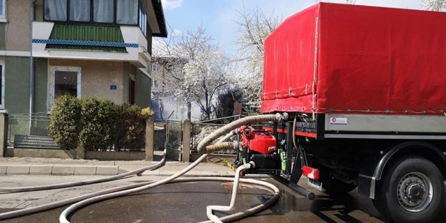 Un incendiu izbucnit într-o zonă aglomerată de case și anexe din Rădăuți a pus probleme deosebite