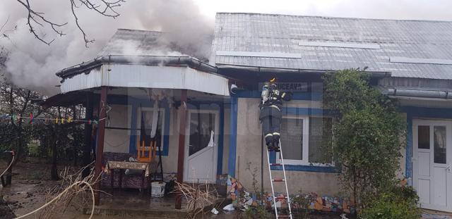 Casă din Fălticeni, afectată serios de un incendiu la acoperiș