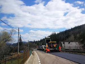 Drumarii au început asfaltări și pe DN 17, de la Câmpulung la Pojorâta