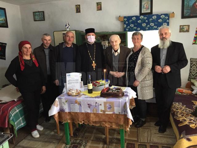 Gheorghe Cotos sărbătorit în casa sa din Straja, la împlinirea vârstei de 100 de ani