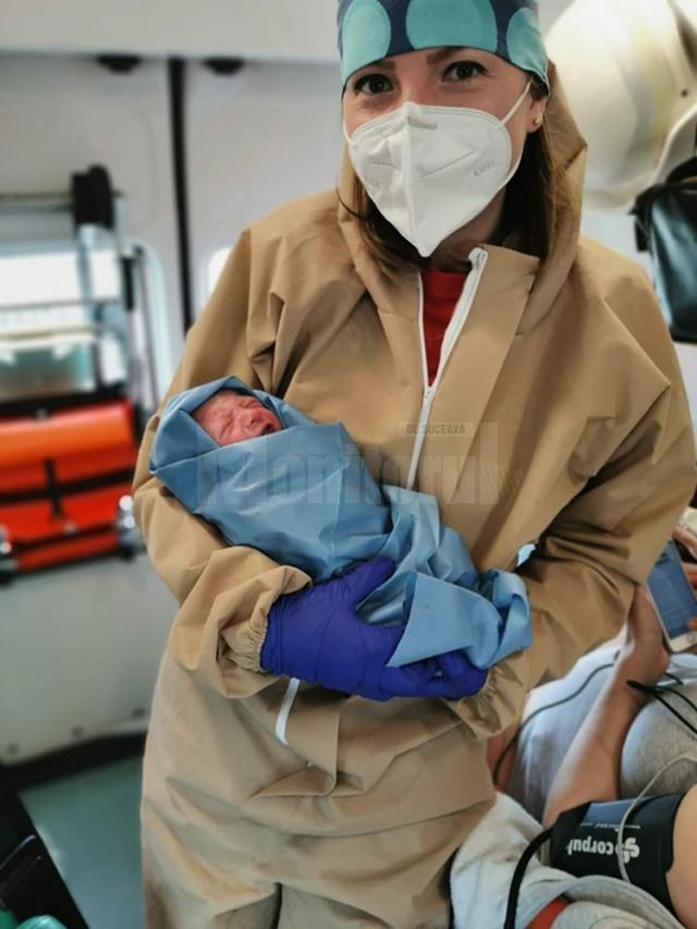 Dr. Emanuela Mercorie cu fetița abia venită pe lume