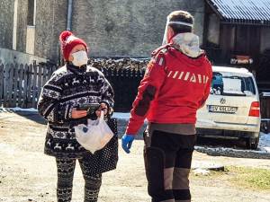 Salvamontiști din Vatra Dornei, implicați zilnic în activitățile de prevenire a răspândirii noului coronavirus și de ajutorare a celor care au nevoie
