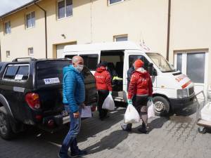 Salvamontiști din Vatra Dornei, implicați zilnic în activitățile de prevenire a răspândirii noului coronavirus și de ajutorare a celor care au nevoie