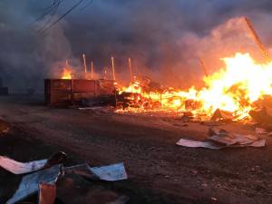 Gater mistuit de flăcări, în condiții de vânt puternic, la Cornu Luncii