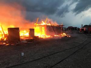 Gater mistuit de flăcări, în condiții de vânt puternic, la Cornu Luncii