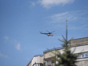 Un elicopter acționează în Suceava, în cadrul unei acțiuni care urmărește tăierile ilegale de pădure