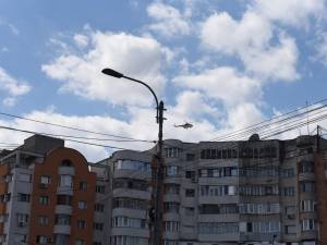 Un elicopter acționează în Suceava, în cadrul unei acțiuni care urmărește tăierile ilegale de pădure