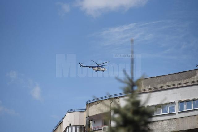 Elicopterul, în a doua parte a acțiunii, deasupra Sucevei