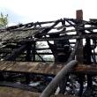 Flăcările au cuprins astereala acoperișului și au distrus în mare partea învelitoarea casei de locuit