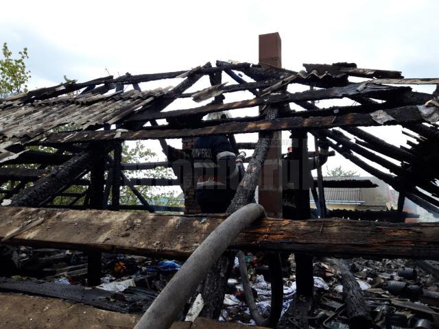 Flăcările au cuprins astereala acoperișului și au distrus în mare partea învelitoarea casei de locuit