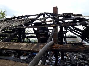Incendiul a distrus acoperișul casei din Fălticeni