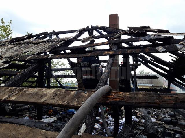 Incendiul a distrus acoperișul casei din Fălticeni