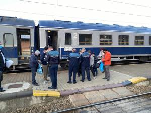 Razie cu peste 20 de poliţişti în gările din Suceava pentru verificarea justificării deplasărilor