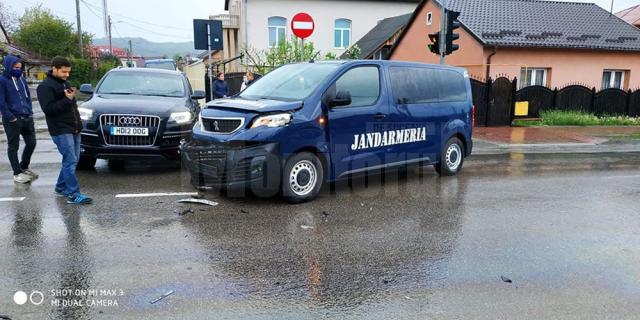 Dubă a Jandarmeriei, lovită de un Audi Q7 la ieșirea din Suceava spre Siret