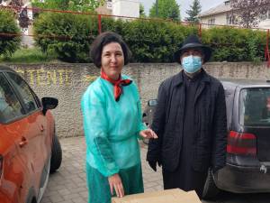 Predarea concentratorului de oxigen a fost făcută de părintele protoiereu Adrian Dulgheriu, în prezența medicului Elena Iftimesei