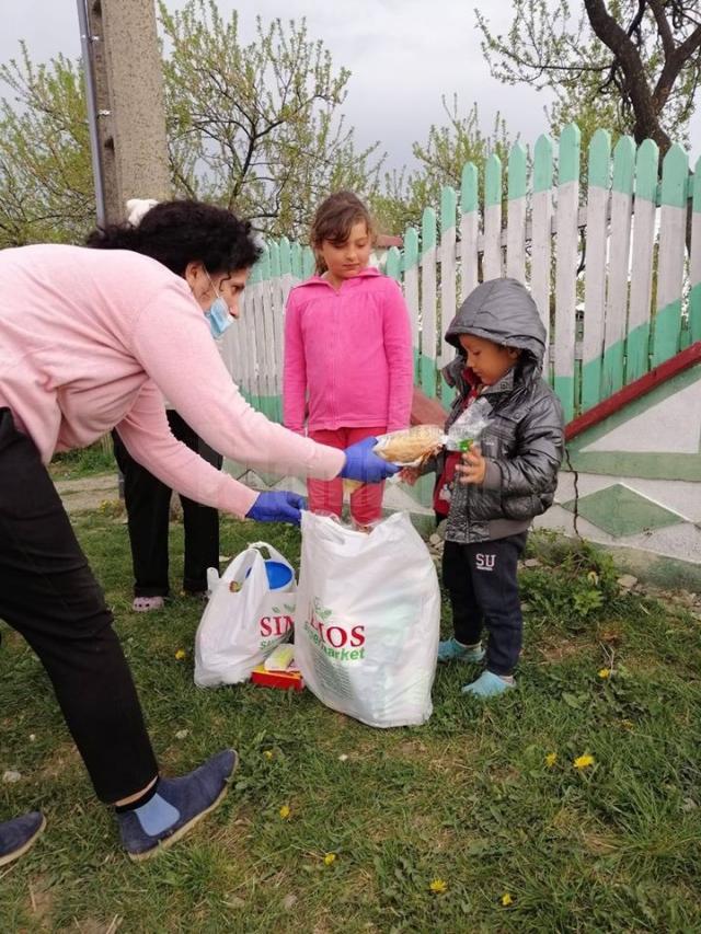 120 de familii nevoiașe din județ au primit alimente și produse de igienă din partea Fundației FARA