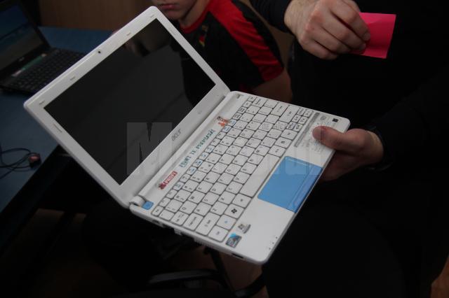 Sindicatele din educație cer dotarea profesorilor cu tablete sau laptopuri pentru învățământul online
