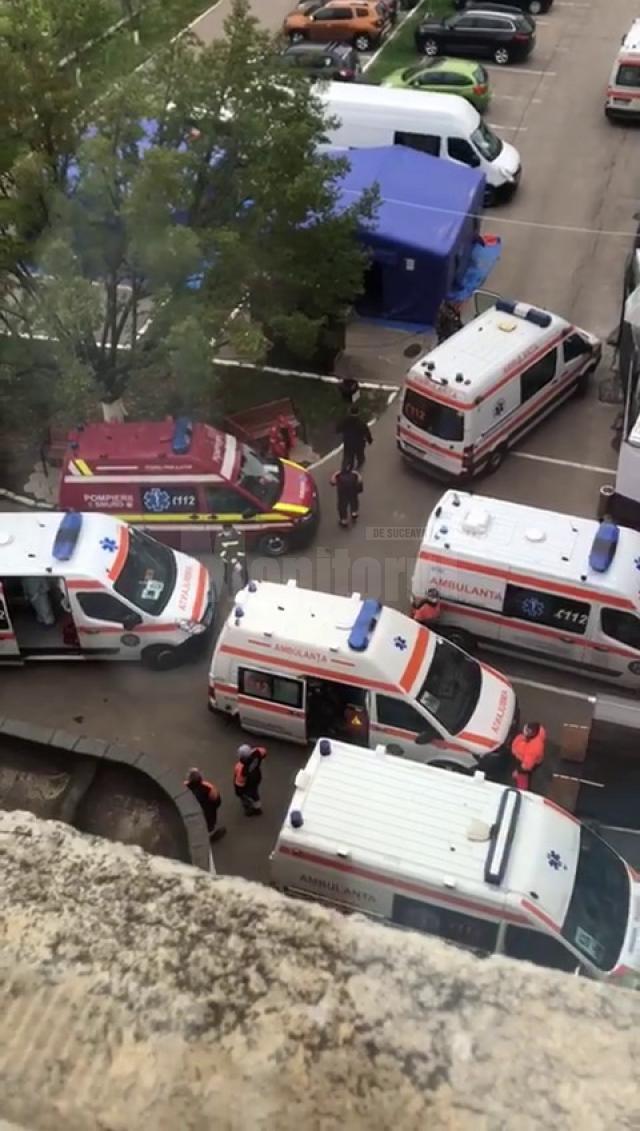 Ambulanţe în curtea spitalului din Rădăuţi