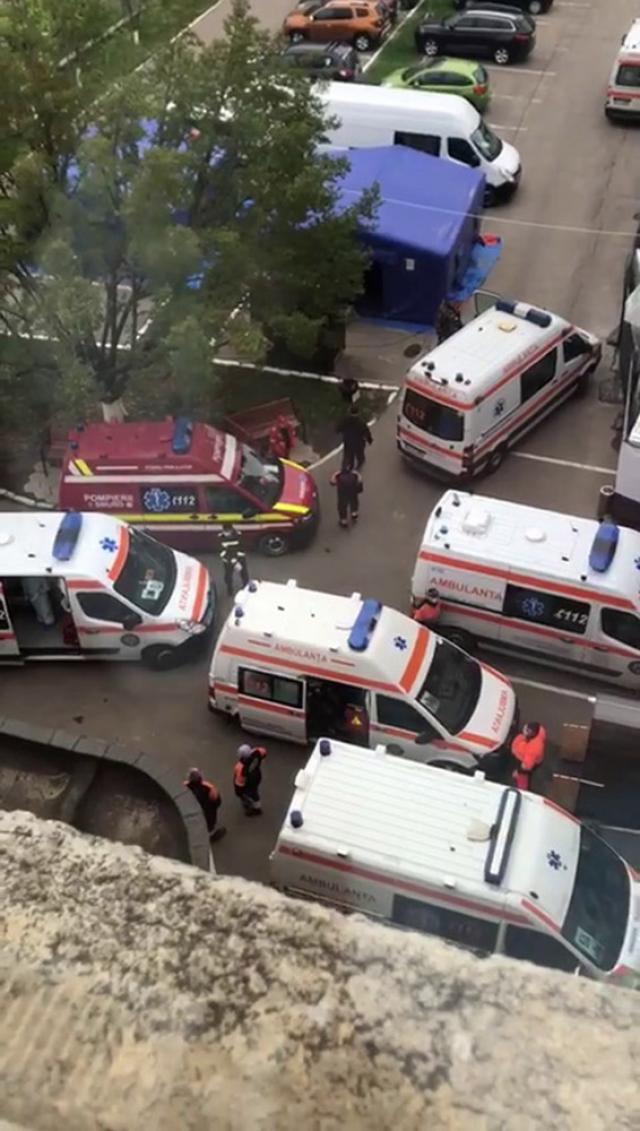 Coadă de ambulanțe care a „sufocat” Spitalul Rădăuți