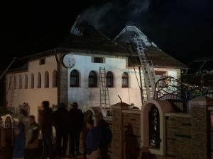 Acoperișul unei case din comuna Voitinel, distrus într-un incendiu