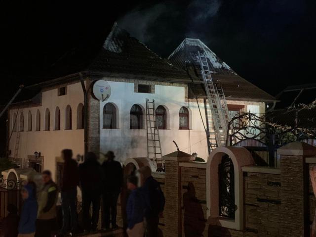 Acoperișul unei case din comuna Voitinel, distrus într-un incendiu
