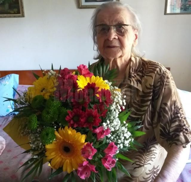 Centenara Lucea Bohatereț cu buchetul de flori primit din partea Primăriei Suceava la împlinirea vârstei de 103 ani