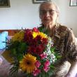 Centenara Lucea Bohatereț cu buchetul de flori primit din partea Primăriei Suceava la împlinirea vârstei de 103 ani
